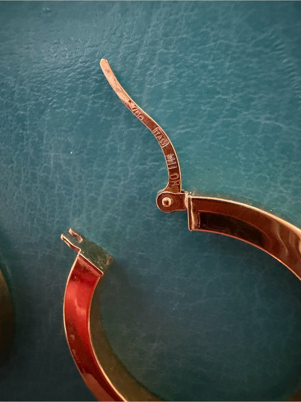 18kt 1” hoop Earrings - Picture 4 of 7